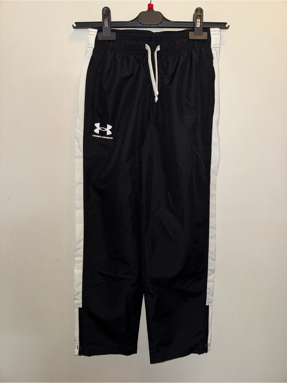 New with Tag Under Armour Black Track Pants Boys Size Youth Medium